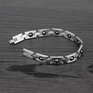 Bracciale in acciaio inossidabile da uomo con pietre nere rotanti e finitura spazzolata