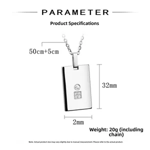 Détail d'un pendentif carré en acier titane avec cristal incrusté et dimensions de 32x2mm