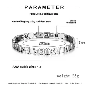 Dettaglio del bracciale a cuore in acciaio inox con zirconi cubici e pietre ematite