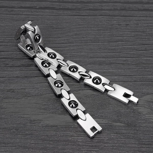 Bracciale magnetico da uomo in acciaio inossidabile con pietre nere rotanti e chiusura