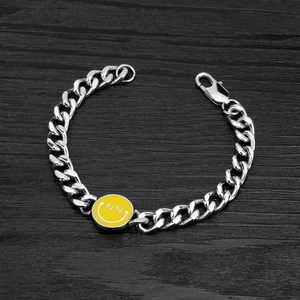Poliertes Titanstahl-Panzerarmband mit gelbem Blitz-Smile-Anhänger im Streetwear-Stil