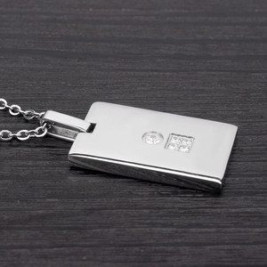 Pendentif carré poli en acier titane argenté avec zircone incrustée sur bois sombre