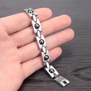 Bracciale magnetico da uomo in acciaio inossidabile spazzolato con pietra nera