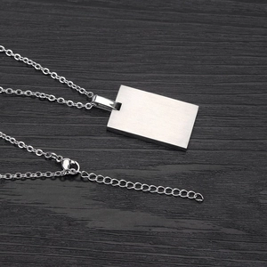 Collier minimaliste en acier titane avec pendentif rectangulaire brossé couleur argentée