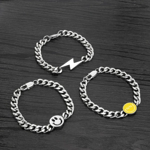Poliertes Panzerkettenarmband aus Titanstahl mit Blitz und Smiley-Gesicht-Anhänger
