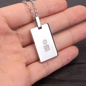 Pendentif carré poli en acier titane argenté avec zircons blancs incrustés pour hommes et femmes