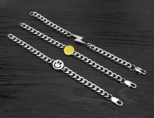 Polierte Edelstahl-Panzerarmbänder mit Blitz- und Smiley-Anhängern im Set