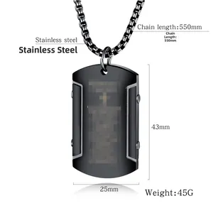 Vue détaillée du pendentif plaque militaire noire en acier avec chaîne box