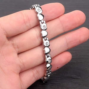 Elegante bracciale a cuore argentato con maglie in zirconia scintillanti su base in legno