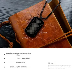 Détail du pendentif plaque militaire en acier noir avec chaîne de 550mm sur cuir vintage