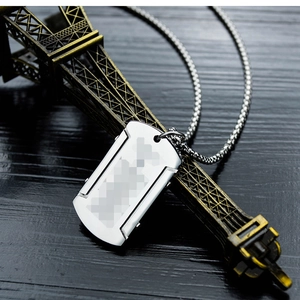 Collier plaque militaire en acier argenté suspendu à une tour Eiffel sur bois noir