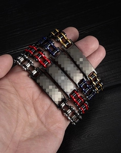 Vue détaillée de bracelets de motard en acier inoxydable en quatre couleurs différentes