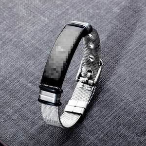 Bracelet minimaliste en maille d'acier avec plaque centrale noire et boucle réglable