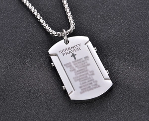 Pendentif en acier inoxydable avec prière de sérénité gravée et motif de croix