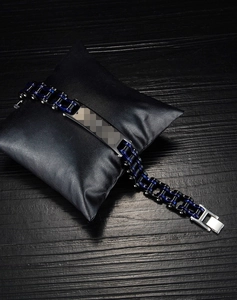 Bracelet chaîne de moto punk noir et bleu en acier sur coussin en cuir de qualité