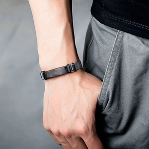 Bracelet pour hommes en maille d'acier inoxydable noir avec plaque en métal poli porté