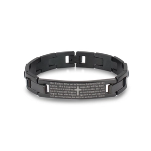 Détail du bracelet en acier noir avec croix et texte de prière gravé au laser