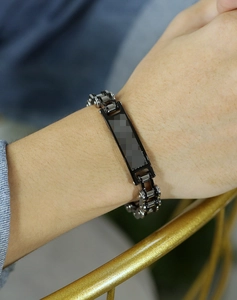 Détail du bracelet chaîne de moto bicolore pour hommes avec plaque d'acier rectangulaire