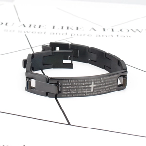 Bracelet pour homme en acier inoxydable noir avec plaque croix gravée sur fond blanc