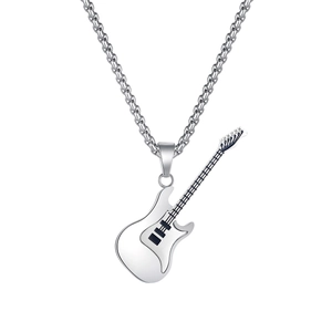 Collier avec pendentif guitare en acier inoxydable poli sur une chaîne argentée homme