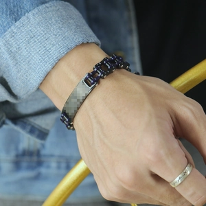 Bracelet rétro style chaîne de moto en acier inoxydable violet et noir au poignet