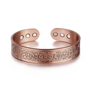 Vue macro des 6 aimants intégrés à l'intérieur du bracelet viking en cuivre rouge