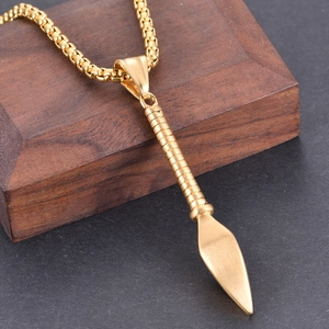 Collana con pendente a punta di lancia in acciaio inossidabile dorato per uomo trendy