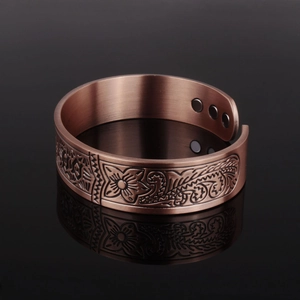 Bracelet magnétique en cuivre antique avec motifs floraux gravés et finition brossée