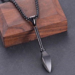 Collana da uomo con pendente a punta di lancia in acciaio inossidabile nero opaco