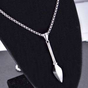 Dettaglio del ciondolo a punta di lancia in acciaio inox argento su espositore nero