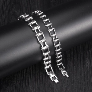 Bracelet chaîne de moto en acier inoxydable poli pour style punk et motard sur socle
