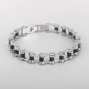 Détail d'un bracelet de type chaîne de vélo en acier inoxydable argent et noir avec fermoir