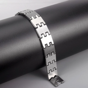 Bracelet pour hommes en acier inoxydable à maillons brossés au design minimaliste et élégant