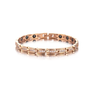 Detailsicht des roségoldenen Magnettherapie-Armbands mit Zirkonia und schwarzen Magneten