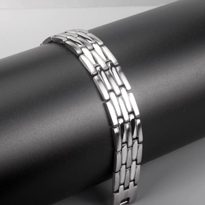 Bracelet pour homme en acier inoxydable poli argenté sur un support cylindrique noir