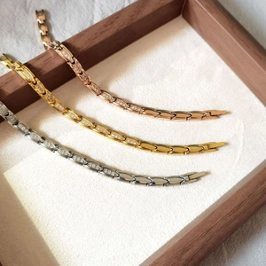 Detail von luxuriösen Zirkon-Gliedern in Roségold, Gold und Silberfarben