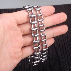 Détail d'un bracelet gourmette en acier inoxydable style chaîne de vélo industrielle