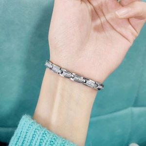 Elegantes Armband aus Roségold-Titanstahl für Damen mit diamantbesetzten Gliedern