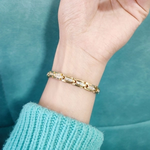 Eleganteres Gliederkettenarmband aus Titanstahl in Gold mit CNC-Zirkonia-Einlagen für Damen
