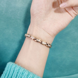 Elegantes Damenarmband aus Titan in Roségold mit CNC-Zirkonia-Pfeilgliedern