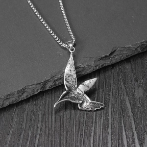 Collier pendentif colibri en argent vintage avec texture de plumes sur chaîne à boules