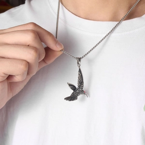 Collier aigle rétro avec texture de plumes argentées et yeux en pierres rouges pour hommes