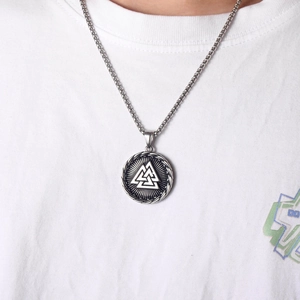 Collier pendentif Valknut viking avec finition argentée vintage sur une chaîne à billes