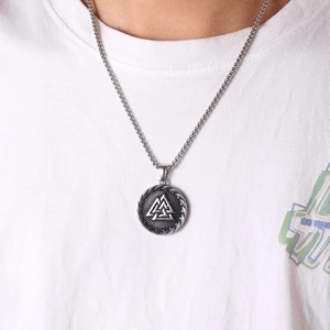 Gros plan du collier Valknut Viking avec pendentif gravé et chaîne à mailles carrées