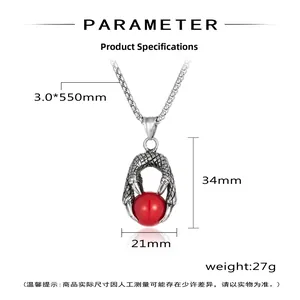 Détail du pendentif griffe de dragon avec perle rouge et mesures de la chaîne