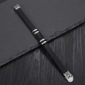 Λεπτομέρεια από πανκ δερμάτινο βραχιόλι με κούμπωμα από ατσάλι και χαραγμένο λογότυπο
