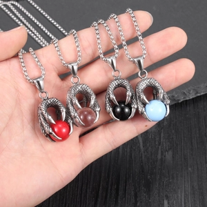 Détail de pendentifs griffe de dragon gothiques tenant des pierres colorées sur chaînes