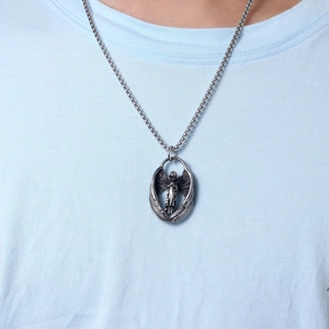 Detailansicht des Vintage Engelsflügel Anhängers mit Gothic-Federdesign an einer Kette