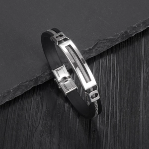 Détail du fermoir en acier inoxydable et du bracelet en silicone pour homme de style moderne
