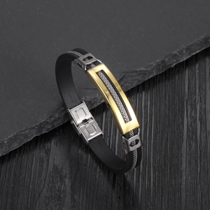 Détail macro du bracelet silicone pour homme avec plaque en acier doré et fermoir en acier